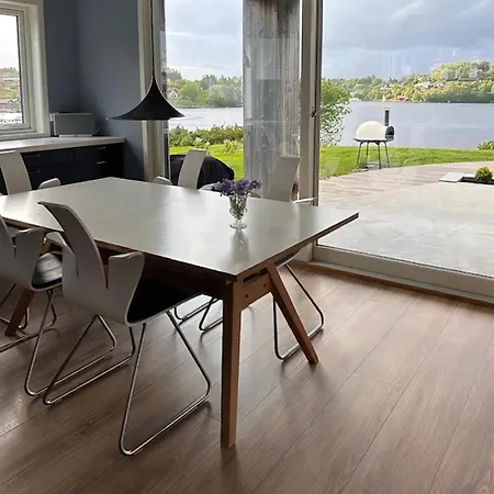 Modern Seaside House By The Shore In Sunnmore Feriehus