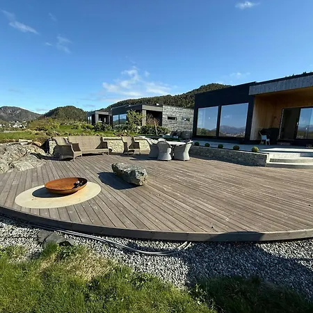 Modern Seaside House By The Shore In Sunnmore * Solavågen
