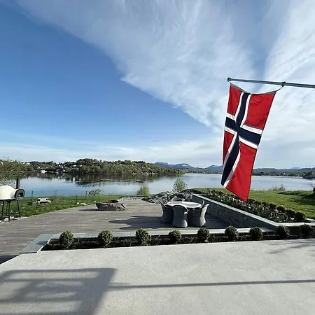Modern Seaside House By The Shore In Sunnmore * Solavågen