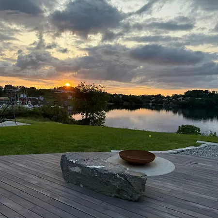 Modern Seaside House By The Shore In Sunnmore * Solavågen