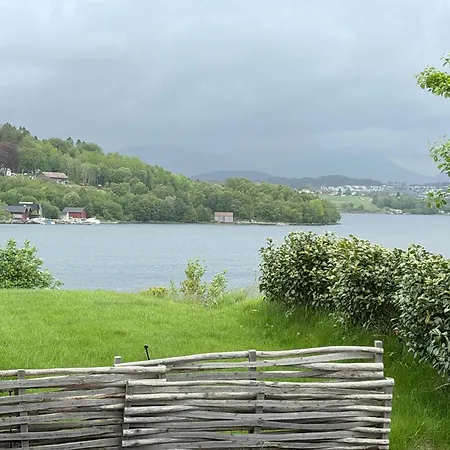 Modern Seaside House By The Shore In Sunnmore * Solavågen